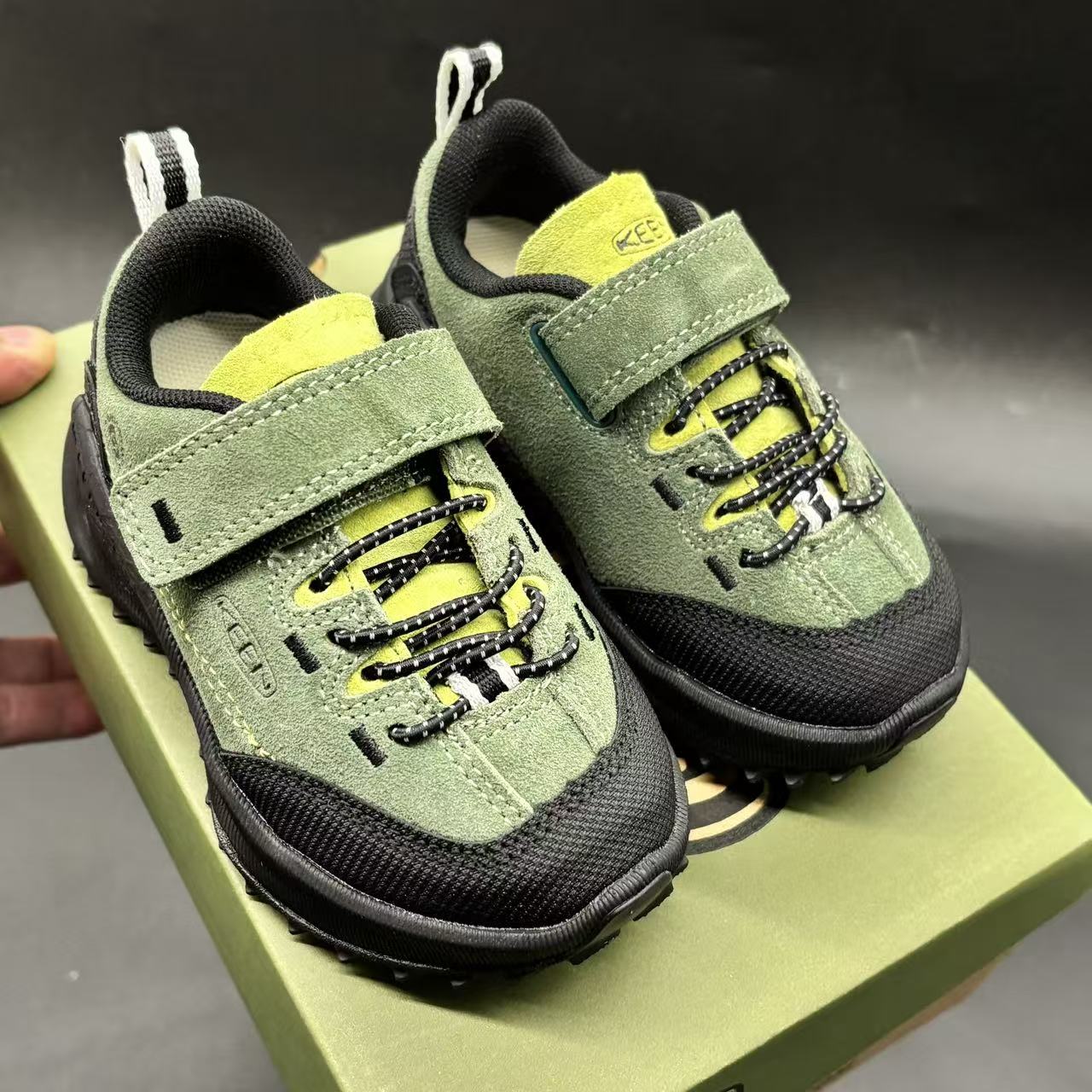 Children's shoes child